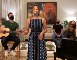 Médica infectologista Sheila Paiva faz homenagem musical em celebração dos 80 anos de sua mãe