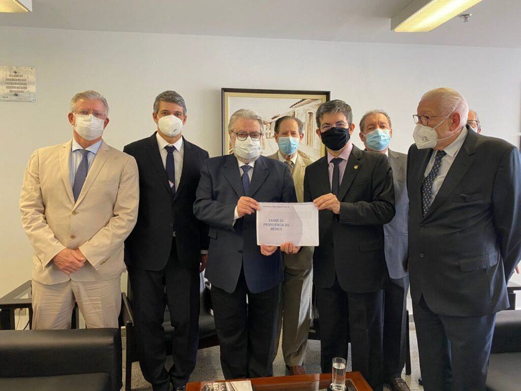 Dr. José Eduardo Lutaif Dolci, Dr. Gustavo Salata Romão, Dr. César Eduardo Fernandes, Dr. Etelvino de Souza Trindade, Senador Randolfe Rodrigues, Dr. Luciano Gonçalves De Souza Carvalho e Dr. Akira Ishida https://amb.org.br/wp-content/uploads/2022/03/foto1-1024x768.jpeg